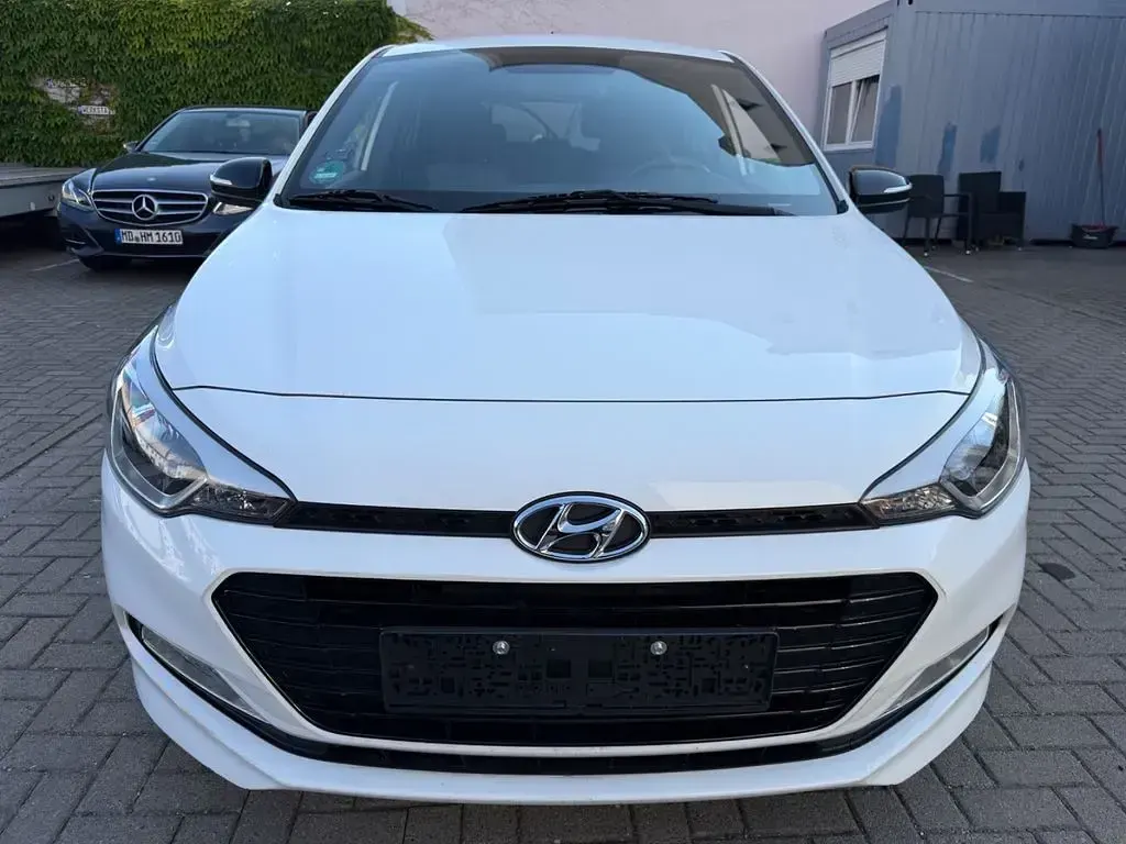 Gebraucht Hyundai i20 Passion 84 PS (61 kW) 2018 Weiß Limousine