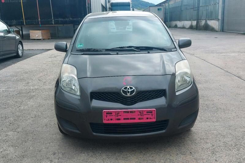 Grau Gebraucht 2011 Toyota Yaris Kleinwagen | 3.400 € (Fairer Preis) - Bild 1/4