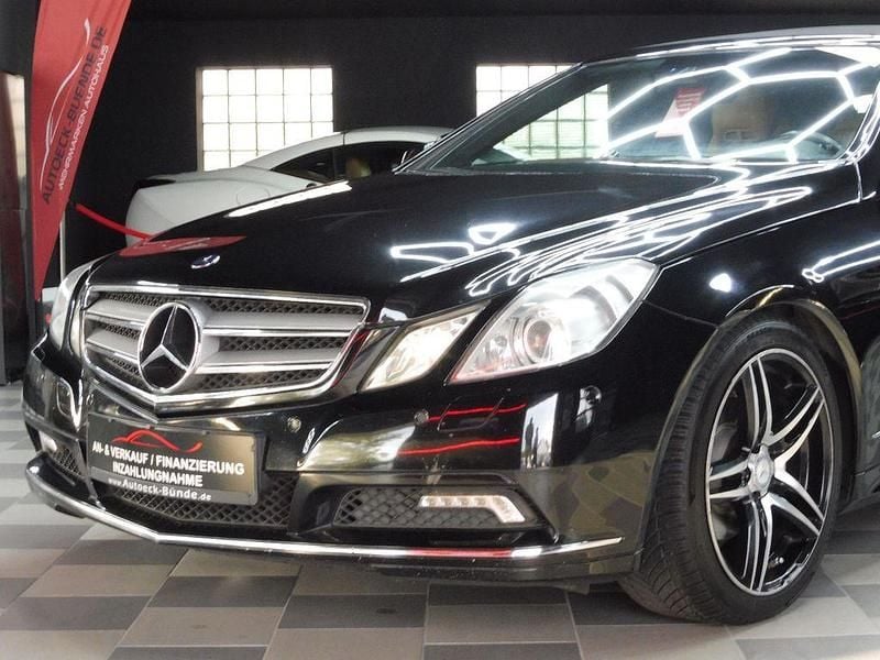 Schwarz Gebraucht 2010 Mercedes E250 Cabrio | 11.790 € (Fairer Preis) - Bild 1/4