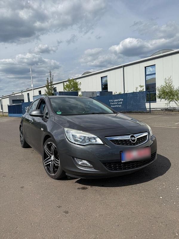 Grau Gebraucht 2010 Opel Astra Edition Kleinwagen | 3.500 € (Fairer Preis) - Bild 1/4