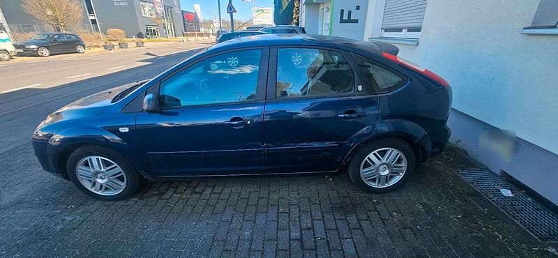 Gebraucht Ford Focus Ghia 101 PS (74 kW) 2005 Blau Limousine