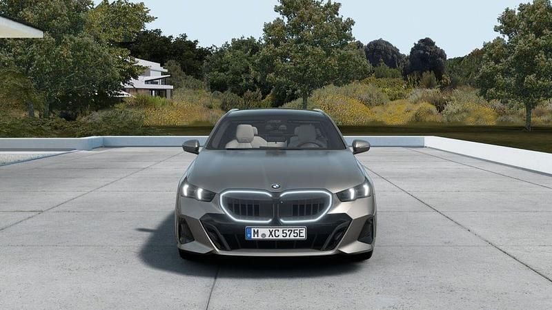 Oxidgrau metallic Neu 2025 BMW 530e M Sport Kombi | 63.476 € (Superpreis) - Bild 1/4