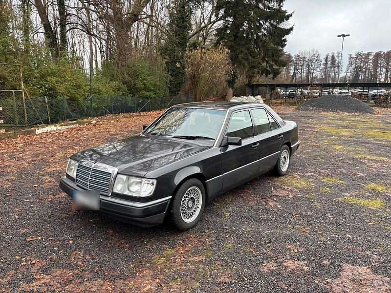 Gebraucht Mercedes E230 132 PS (97 kW) 1990 Schwarz Limousine