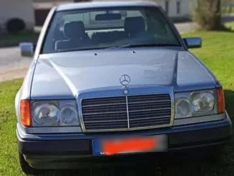 Gebraucht Mercedes E230 132 PS (97 kW) 1992 Blau Limousine