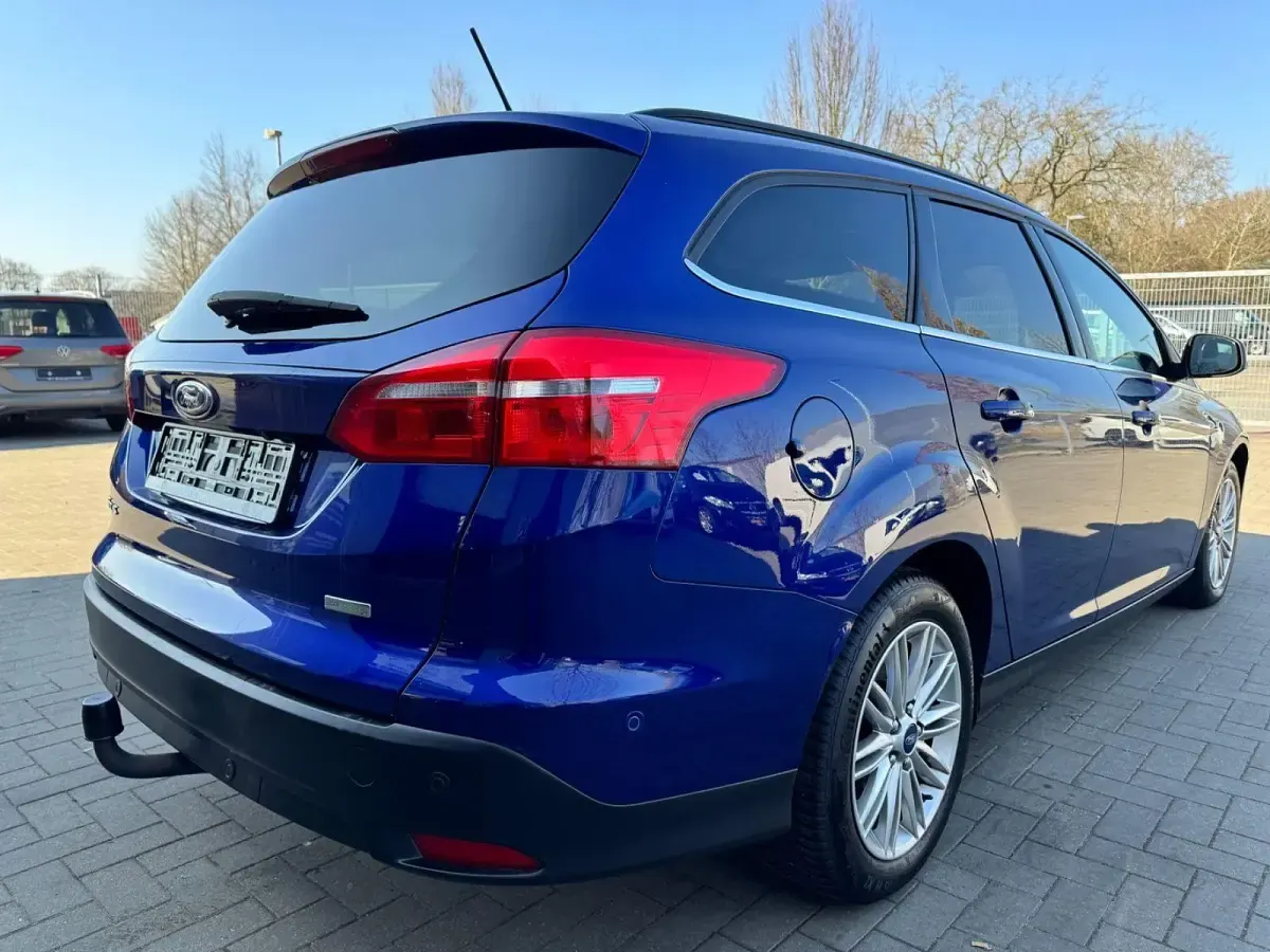 Używany Ford Focus Cool & Connect 125 KM (91 kW) 2018 Niebieski Sedan/Limuzyna