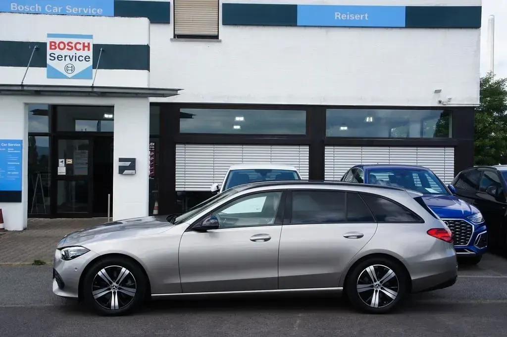 Gebraucht Mercedes 300 Avantgarde 265 PS (194 kW) 2022 Silber Limousine
