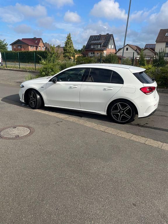 Weiß Gebraucht 2021 Mercedes A200 AMG Limousine | 25.250 € (Superpreis) - Bild 1/4