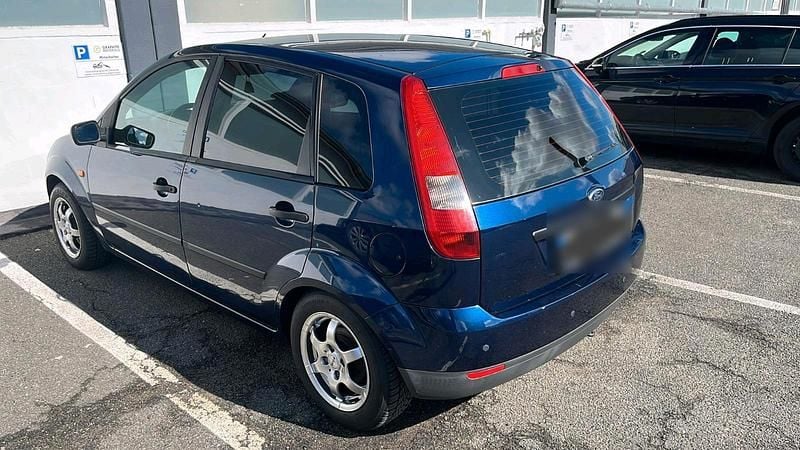 Gebraucht Ford Fiesta 80 PS (58 kW) 2003 Blau Kleinwagen