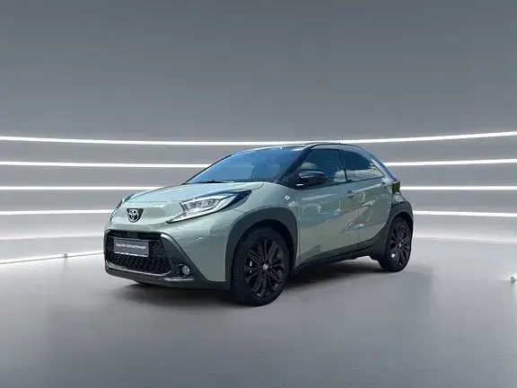 Gebraucht Toyota Aygo X x-style 72 PS (52 kW) 2024 Urban khaki / night sky black SUV