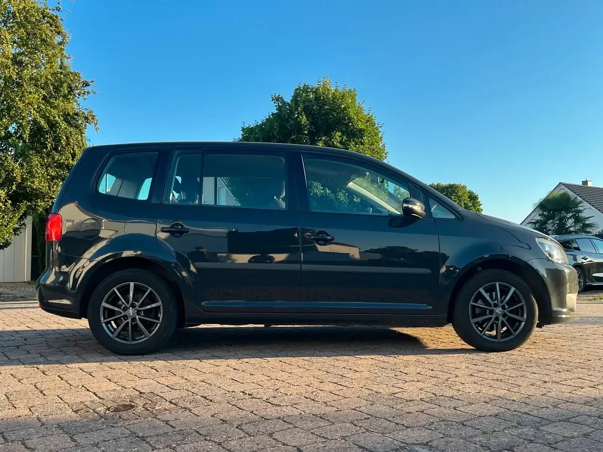 Gebraucht VW Touran Trendline 105 PS (77 kW) 2015 Grau Van / Kleinbus