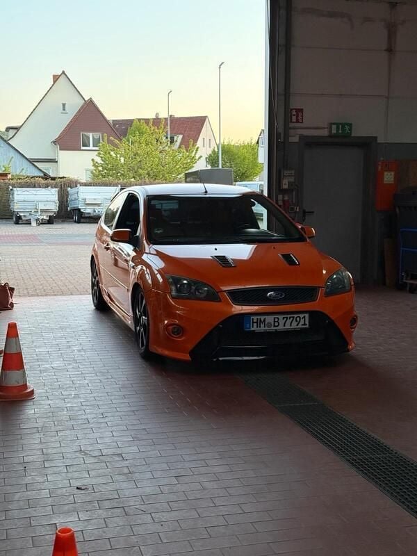 Orange Gebraucht 2007 Ford Focus ST Limousine | 6.500 € - Bild 1/4