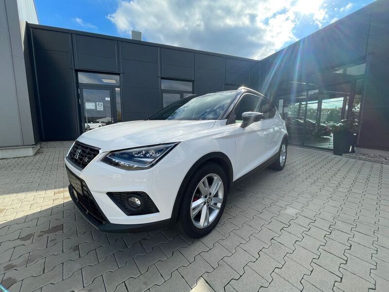 "candy" weiss Gebraucht 2020 Seat Arona FR SUV | 20.390 € (Fairer Preis) - Bild 1/4