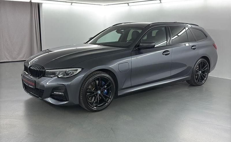 Grau Gebraucht 2021 BMW 330e M Sport Limousine | 32.800 € (Guter Preis) - Bild 1/4