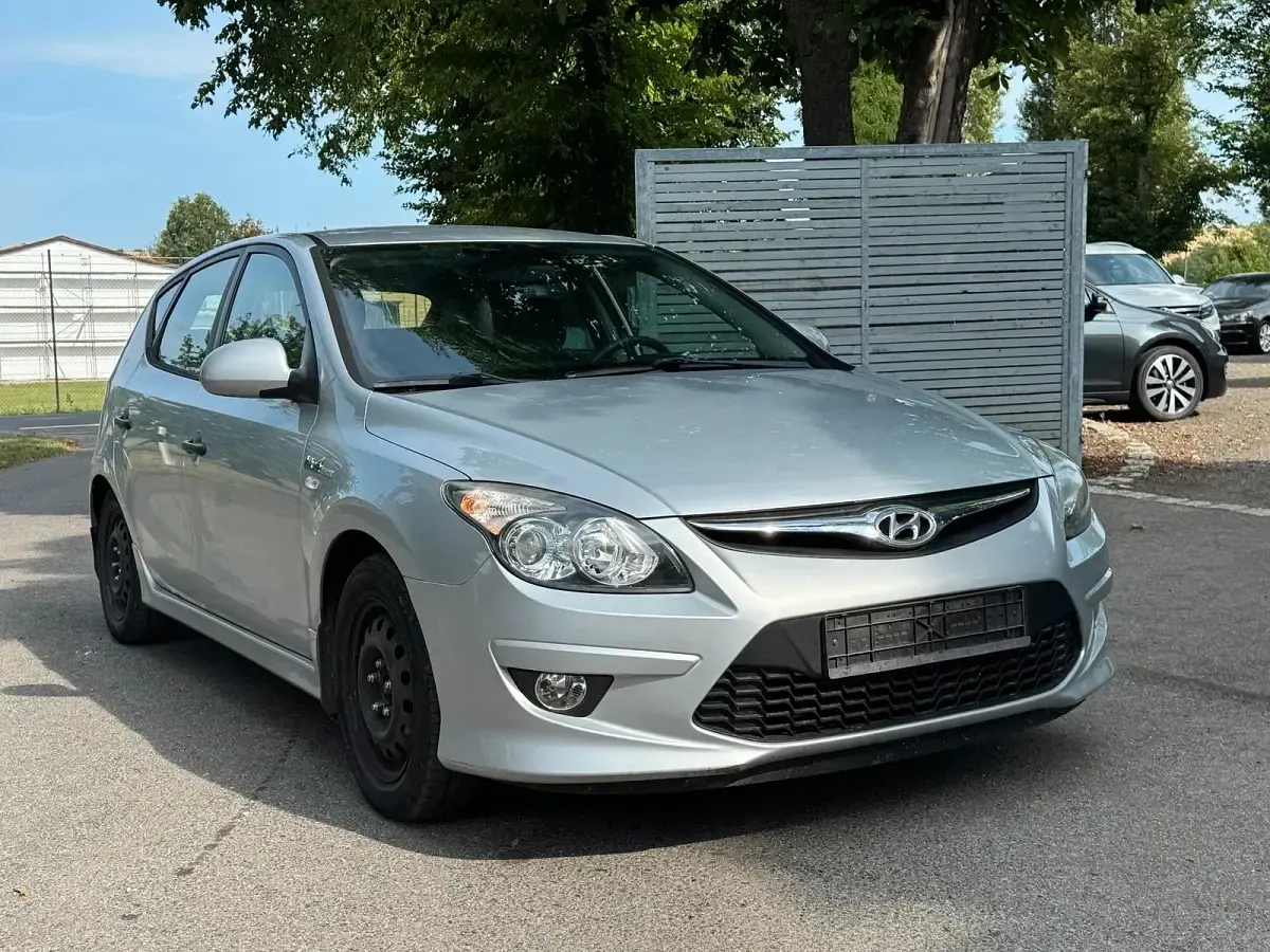 Gebraucht Hyundai i30 90 PS (66 kW) 2011 Silber Limousine