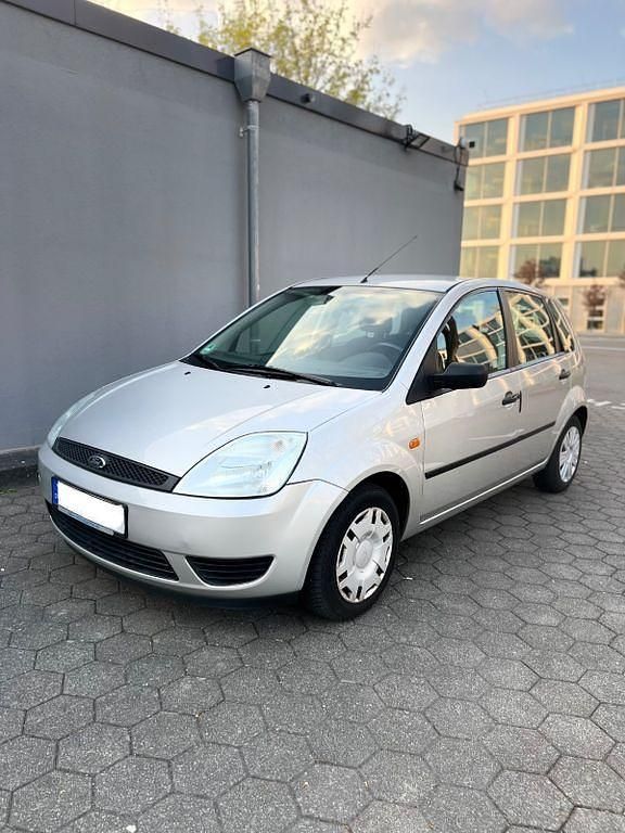 Gebraucht Ford Fiesta Trend 80 PS (58 kW) 2004 Silber Kleinwagen
