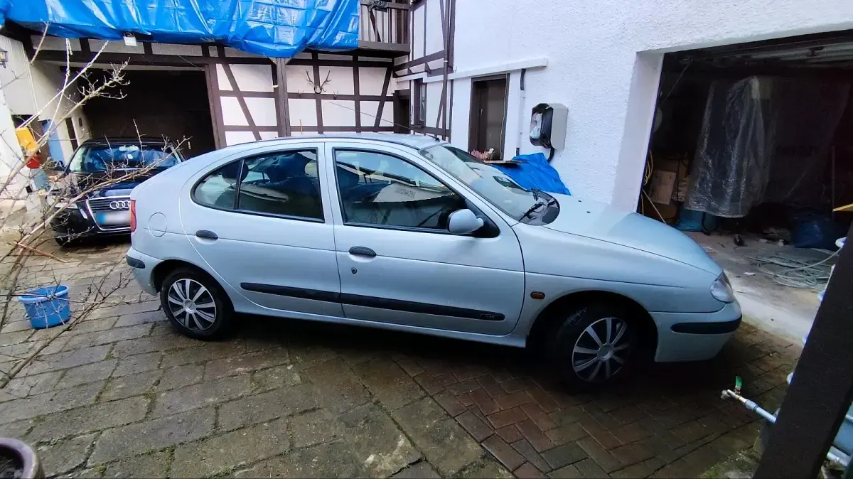 Gebraucht Renault Mégane 90 PS (66 kW) 2001 Silber Kleinwagen