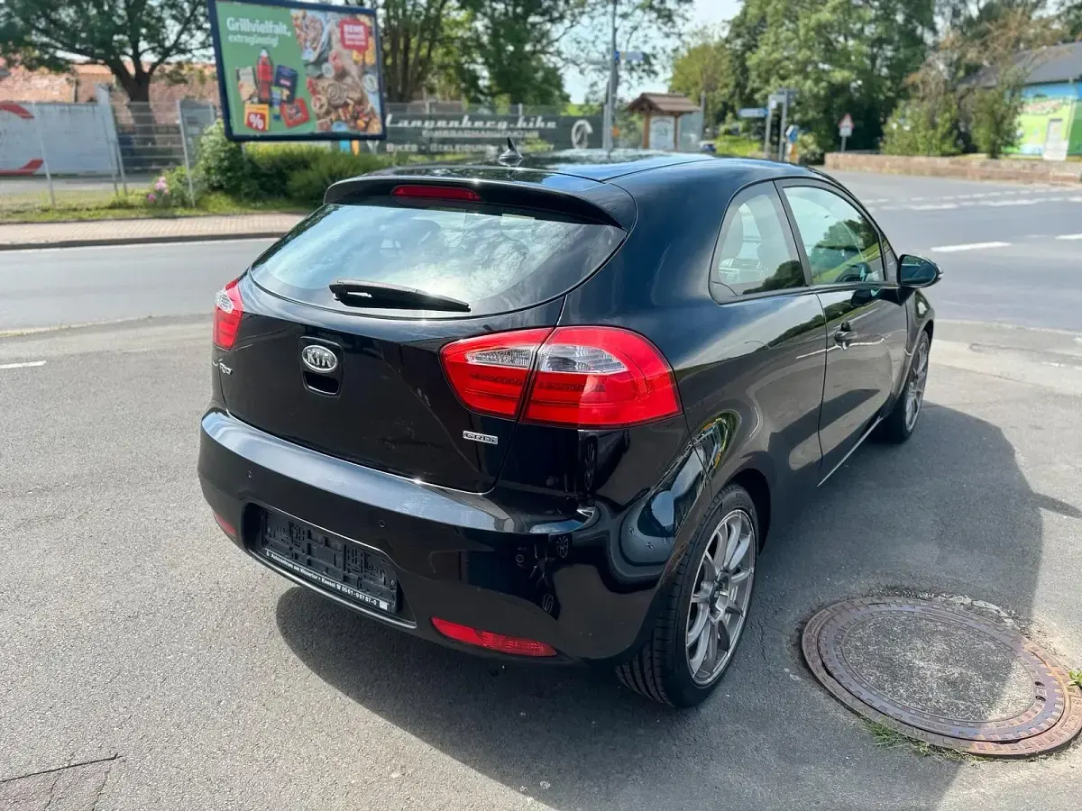 Gebraucht Kia Rio 90 PS (66 kW) 2012 Schwarz Kleinwagen