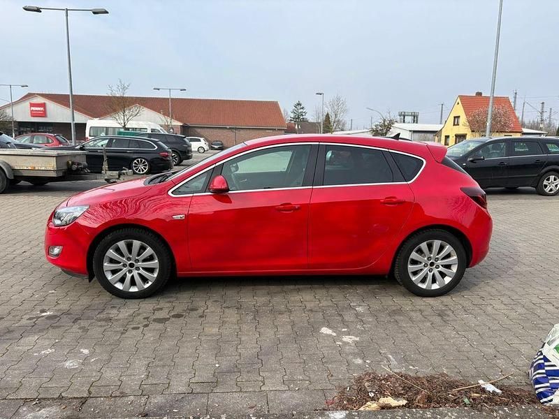 Gebraucht Opel Astra Innovation 179 PS (131 kW) 2012 Rot Limousine
