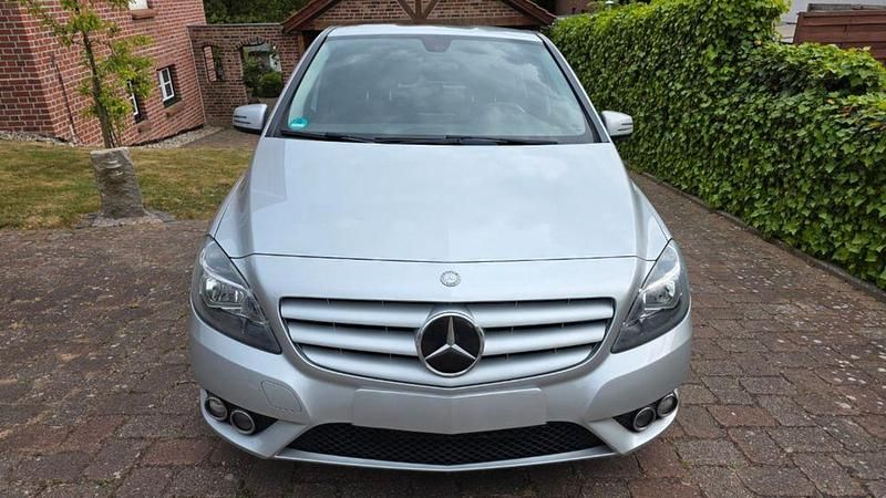 Silber Gebraucht 2013 Mercedes B180 Van / Kleinbus | 6.900 € (Superpreis) - Bild 1/4