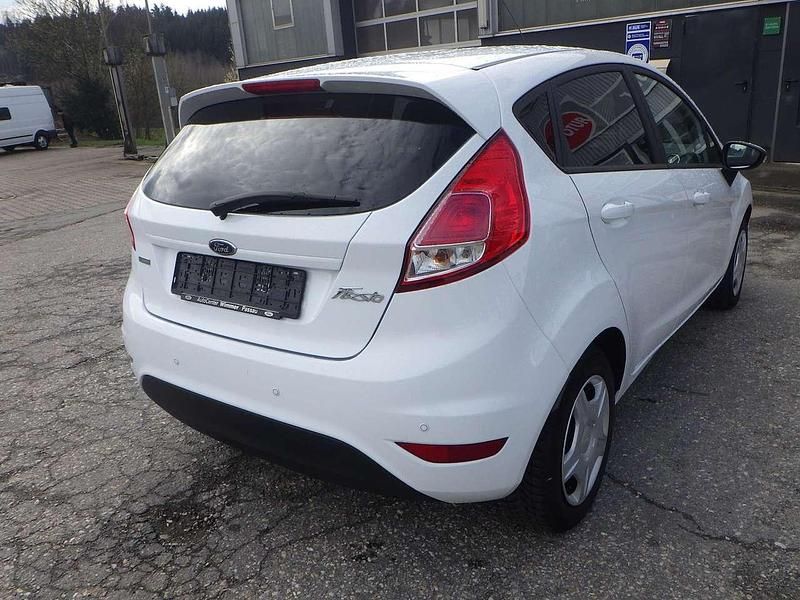 Gebraucht Ford Fiesta Celebration 101 PS (74 kW) 2016 Frostweiß Kleinwagen