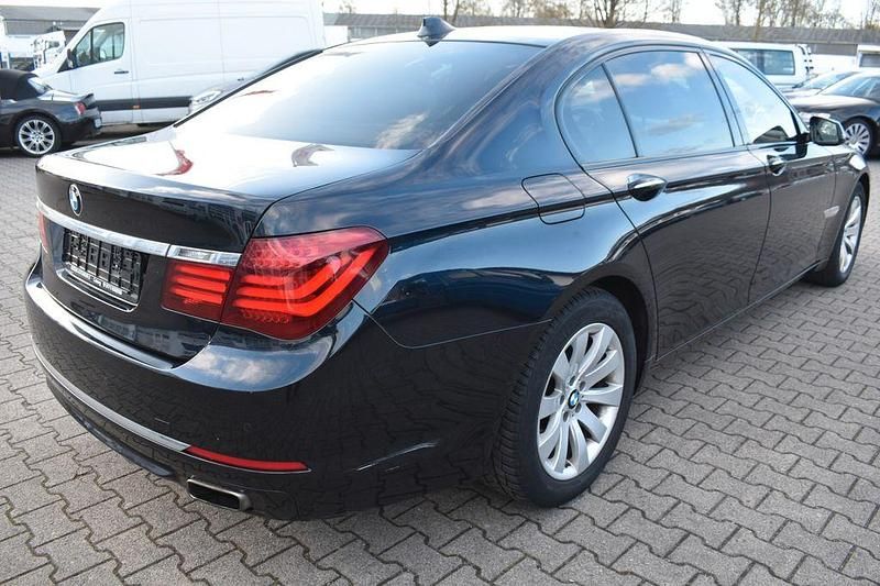 Gebraucht BMW 750L 381 PS (280 kW) 2013 Azuritschwarz metallic Limousine