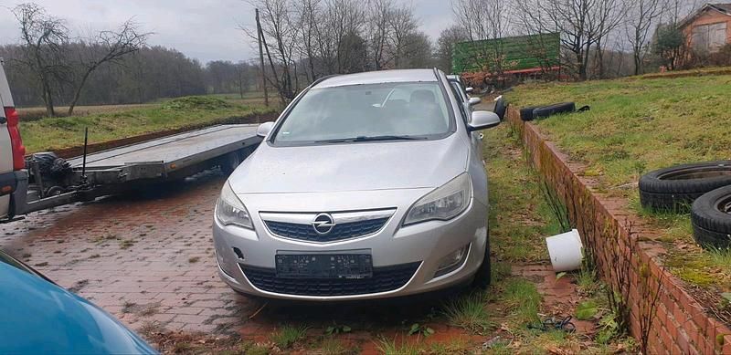 Gebraucht Opel Astra 110 PS (80 kW) 2012 Silber Limousine
