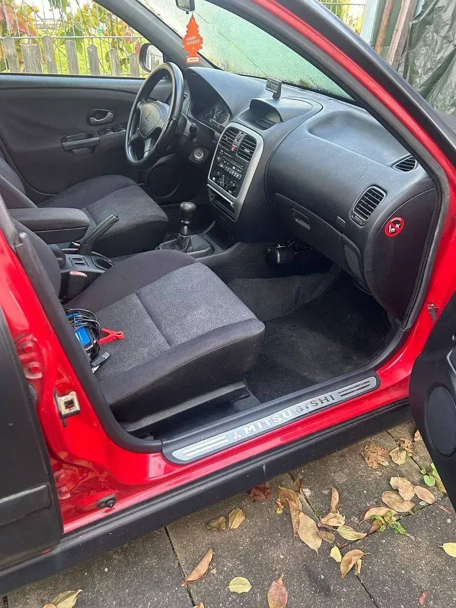 Begagnad Mitsubishi Carisma 103 HK (75 kW) 2004 Svart Sedan