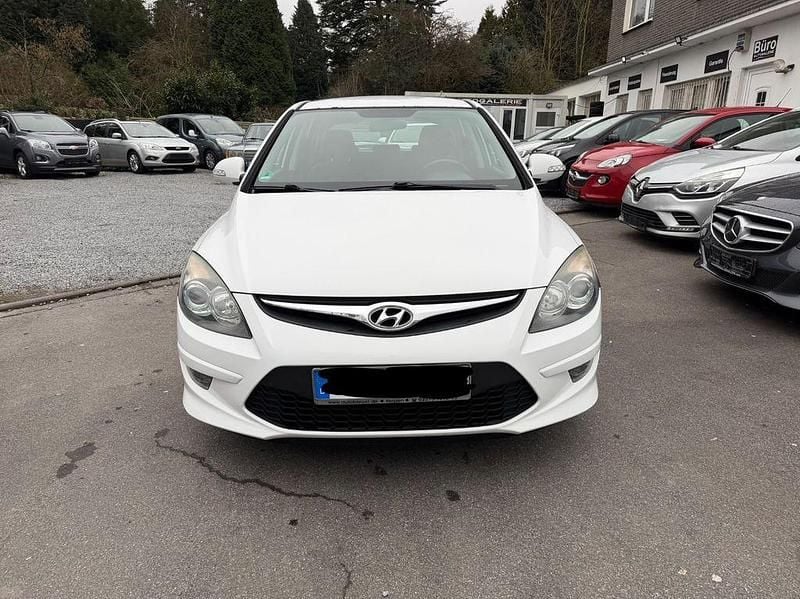 Gebraucht Hyundai i30 Edition 90 PS (66 kW) 2011 Weiß Limousine