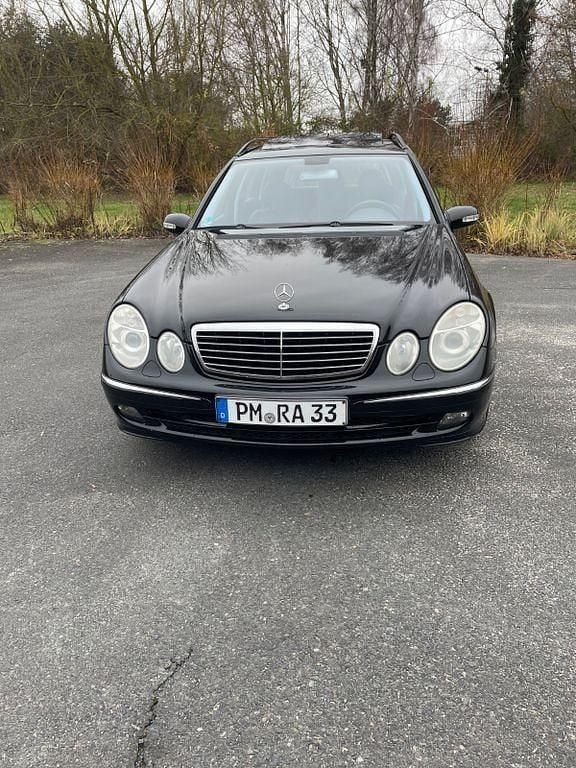 Schwarz Gebraucht 2005 Mercedes E350 Avantgarde Limousine | 4.150 € (Superpreis) - Bild 1/4
