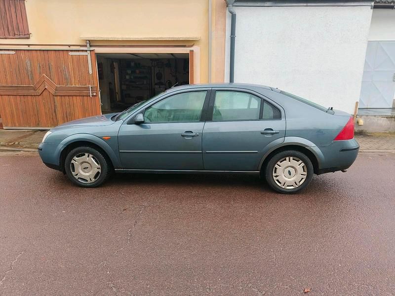 Gebraucht Ford Mondeo 110 PS (80 kW) 2001 Blau Limousine
