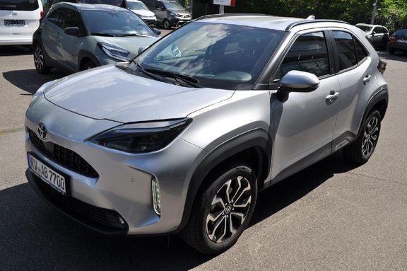 Shimmering silver metallic Gebraucht 2024 Toyota Yaris Hybrid Plus | 29.500 € (Etwas zu teuer) - Bild 1/4