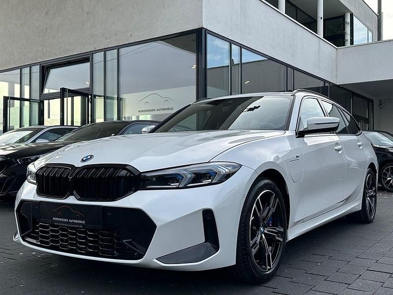 Weiß Gebraucht 2024 BMW 330e M Sport Kombi | 45.890 € (Etwas zu teuer) - Bild 1/4