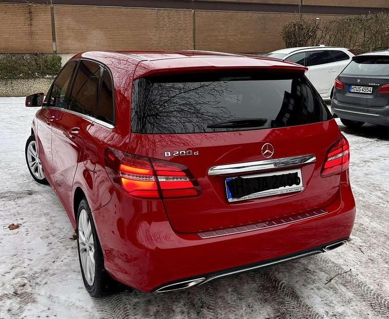 Gebraucht Mercedes B200 Edition 136 PS (100 kW) 2018 Rot Van / Kleinbus