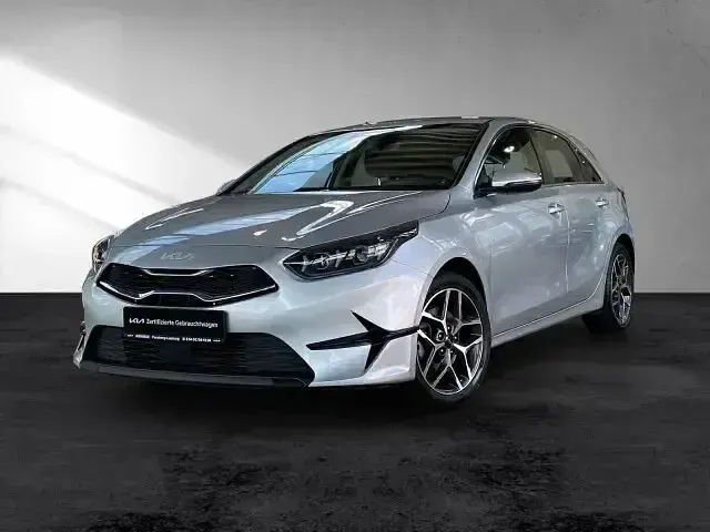 Gebraucht Kia Ceed Spirit 140 PS (102 kW) 2025 Sparklingsilber (metallic) Kleinwagen