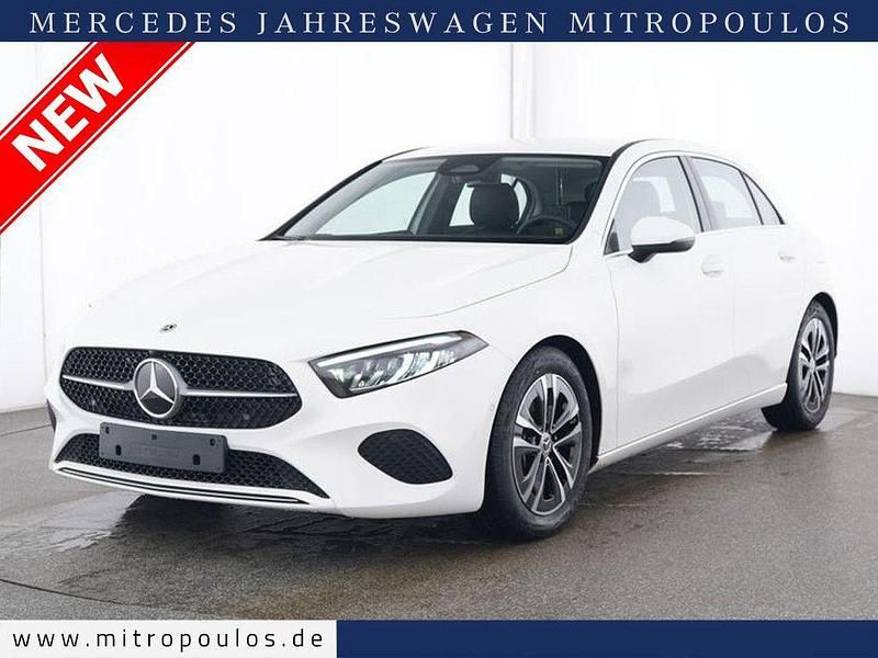 Weiß Gebraucht 2024 Mercedes A180 Progressive Limousine | 26.950 € (Guter Preis) - Bild 1/4