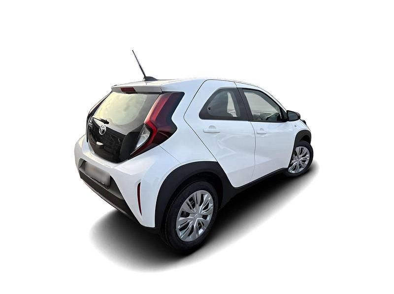 Weiss Gebraucht 2024 Toyota Aygo Business Edition Kleinwagen | 23.620 € - Bild 1/4