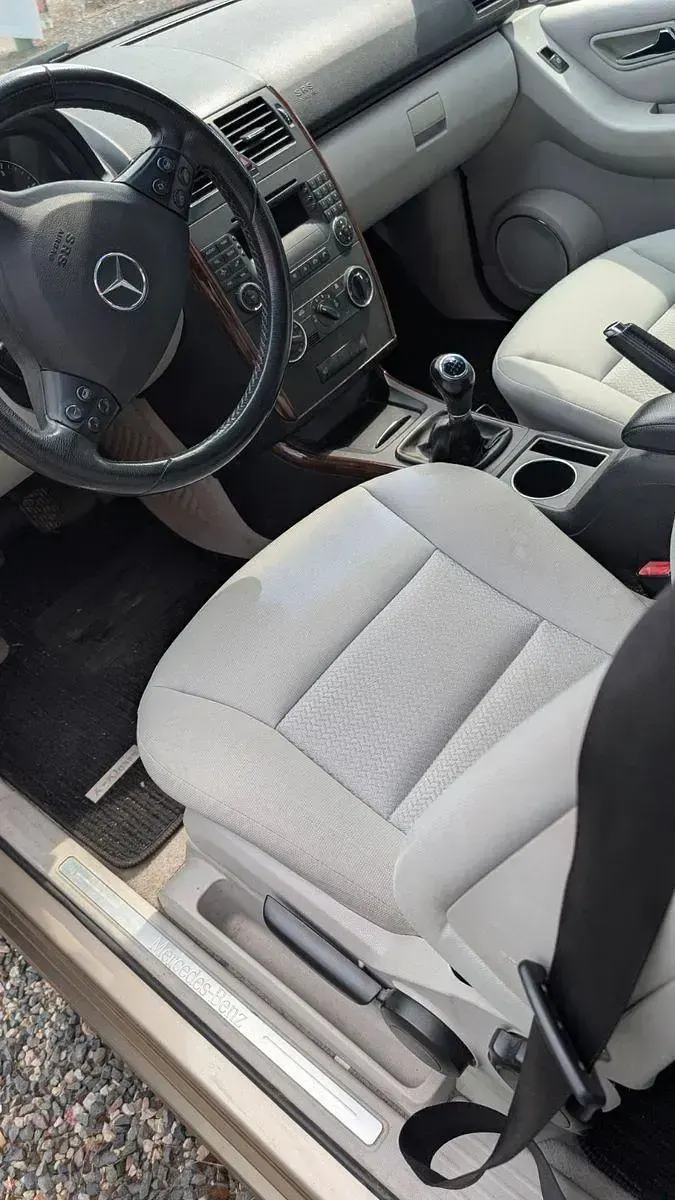 Gebraucht Mercedes A180 Elegance 109 PS (80 kW) 2009 Gold Limousine
