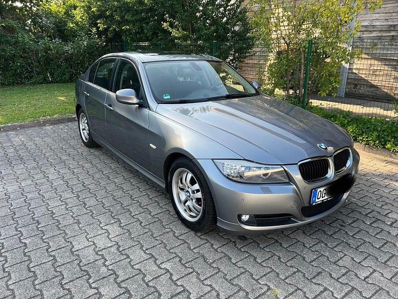 Gebraucht BMW 320 177 PS (130 kW) 2010 Grau Limousine
