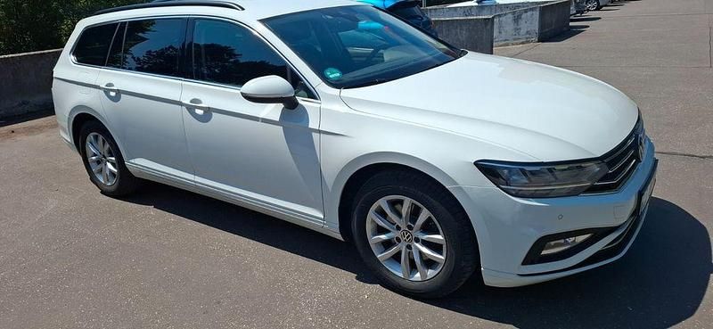 Weiß Gebraucht 2021 VW Passat Business Kombi | 15.900 € (Etwas zu teuer) - Bild 1/4