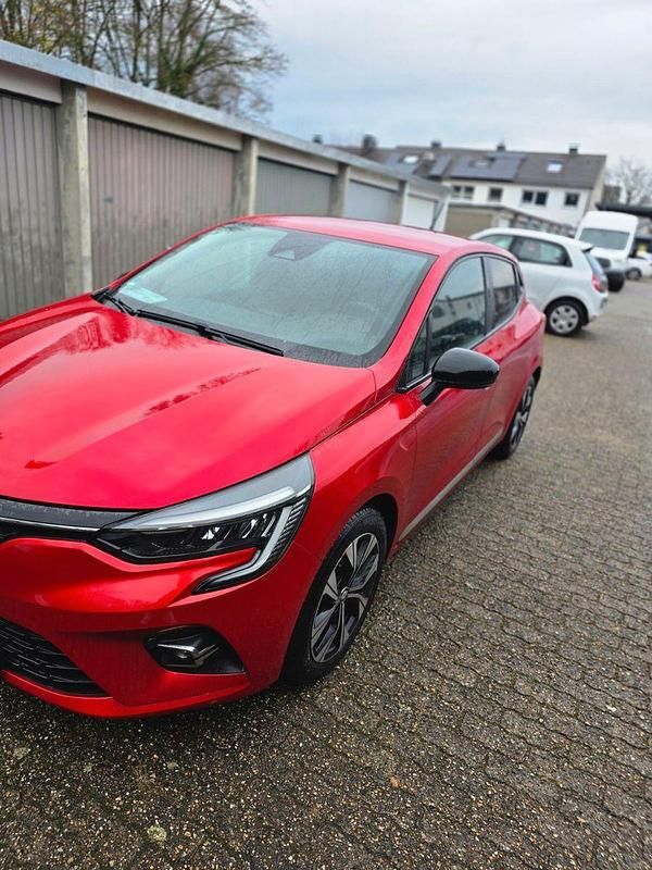 Rot Gebraucht 2023 Renault Clio V Evolution Kleinwagen | 15.350 € (Guter Preis) - Bild 1/4