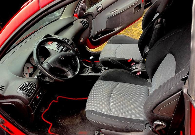 Gebraucht Peugeot 206 CC 80 PS (58 kW) 2005 Rot Cabrio