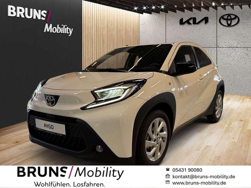 Schneeweiß Gebraucht 2025 Toyota Aygo Kleinwagen | 16.690 € (Fairer Preis) - Bild 1/4