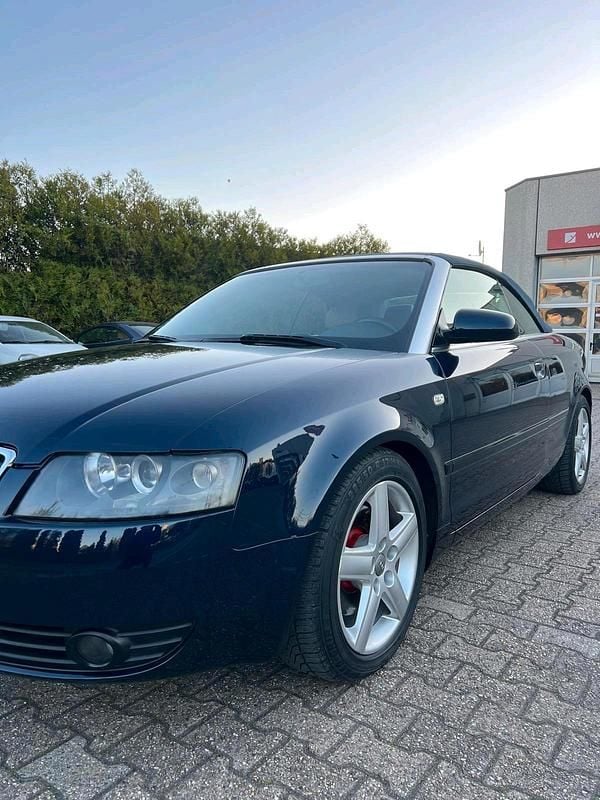Second-hand Audi A4 163 CP (119 kW) 2004 Albastru Cabrio
