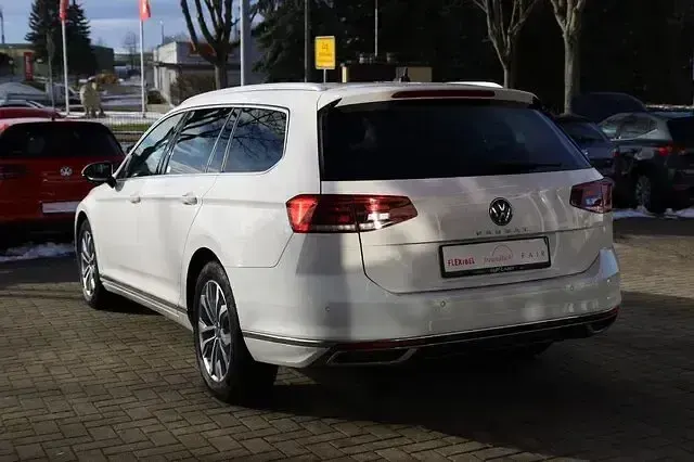 Gebraucht VW Passat 200 PS (147 kW) 2021 Pureweiss Kombi