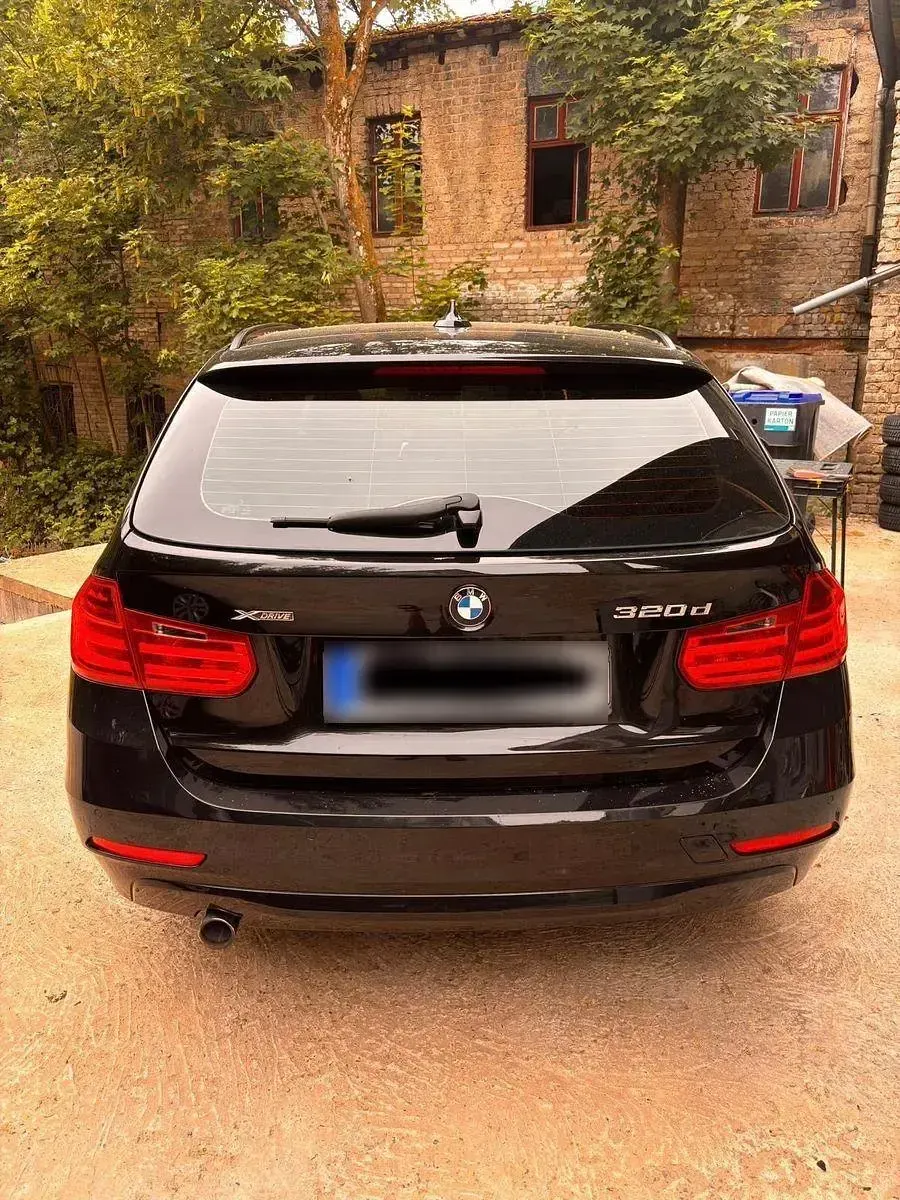 Gebraucht BMW 320 184 PS (135 kW) 2013 Schwarz Kombi