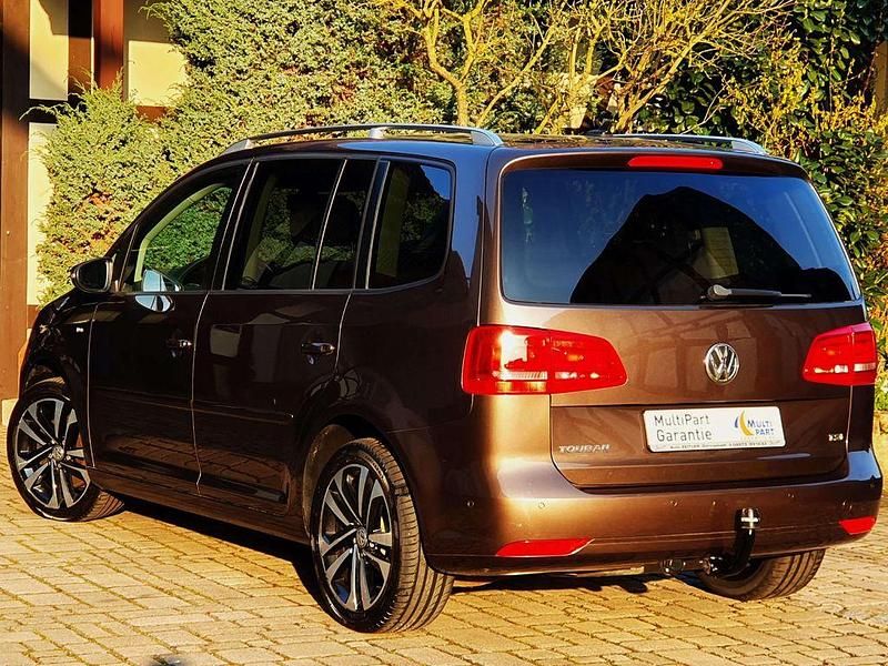 Gebraucht VW Touran Cup 140 PS (102 kW) 2015 Toffeebraun metallic Van / Kleinbus