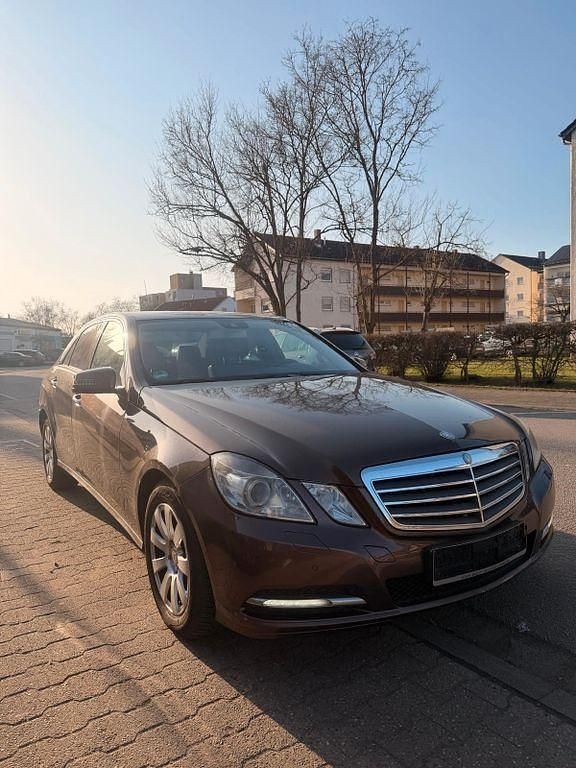 Gebraucht Mercedes E200 136 PS (100 kW) 2012 Braun Limousine