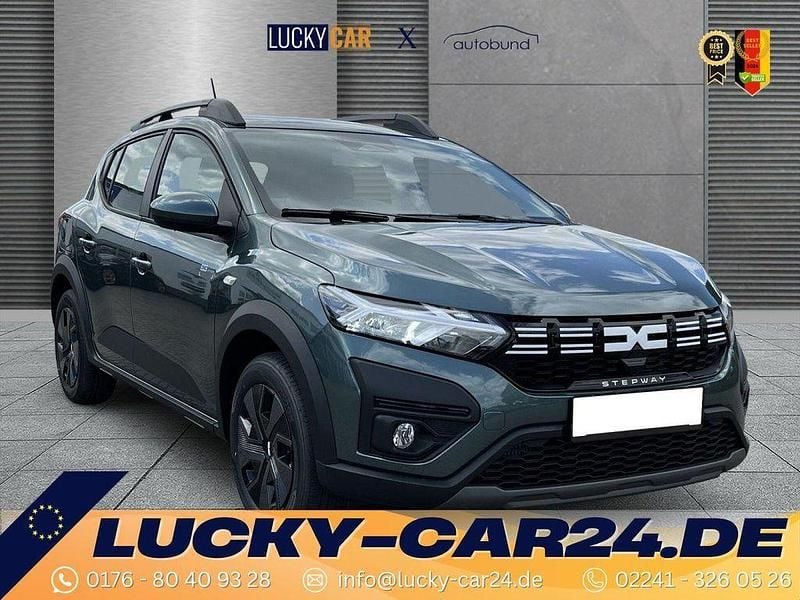 Grün Neu 2025 Dacia Sandero Expression SUV | 19.490 € - Bild 1/4