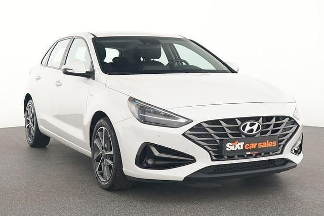 Weiß Gebraucht 2023 Hyundai i30 Trend Limousine | 17.440 € (Fairer Preis) - Bild 1/4