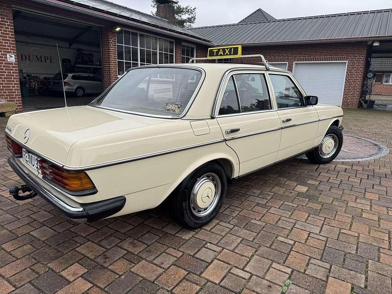 Gebraucht Mercedes 200 60 PS (44 kW) 1982 623 hellelfenbein Limousine
